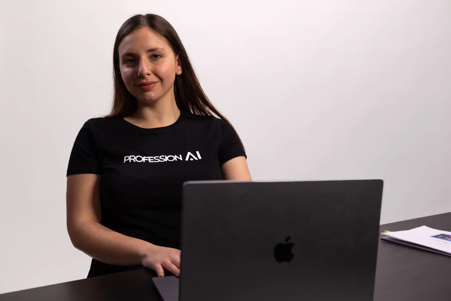Una studentessa ProfessionAI davanti al laptop