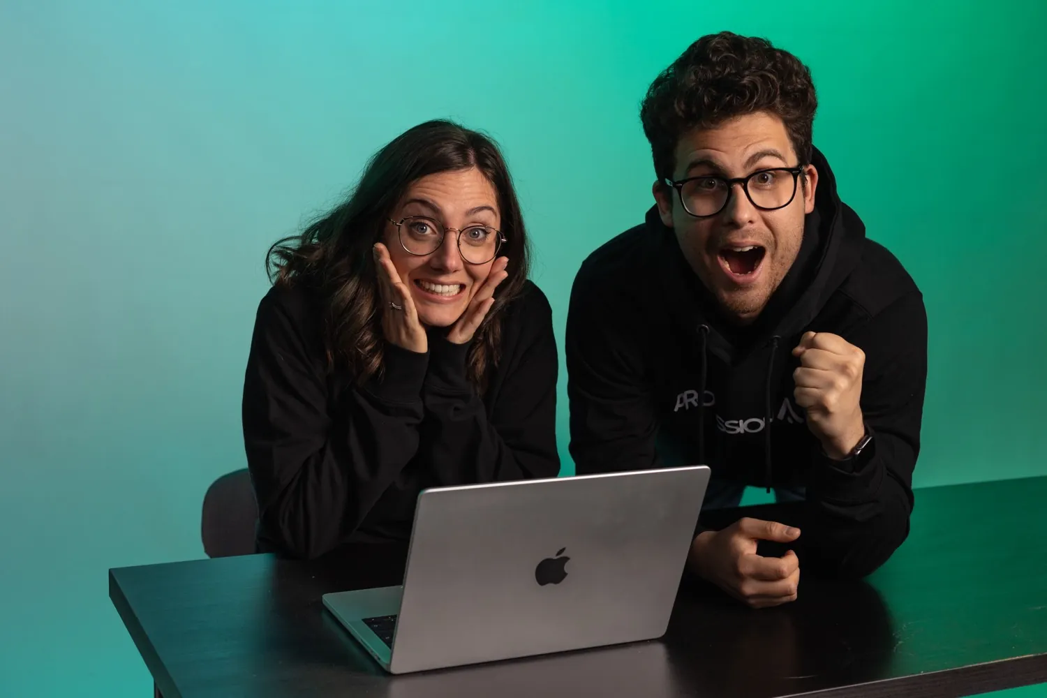 Il team ProfessionAI esulta davanti al laptop