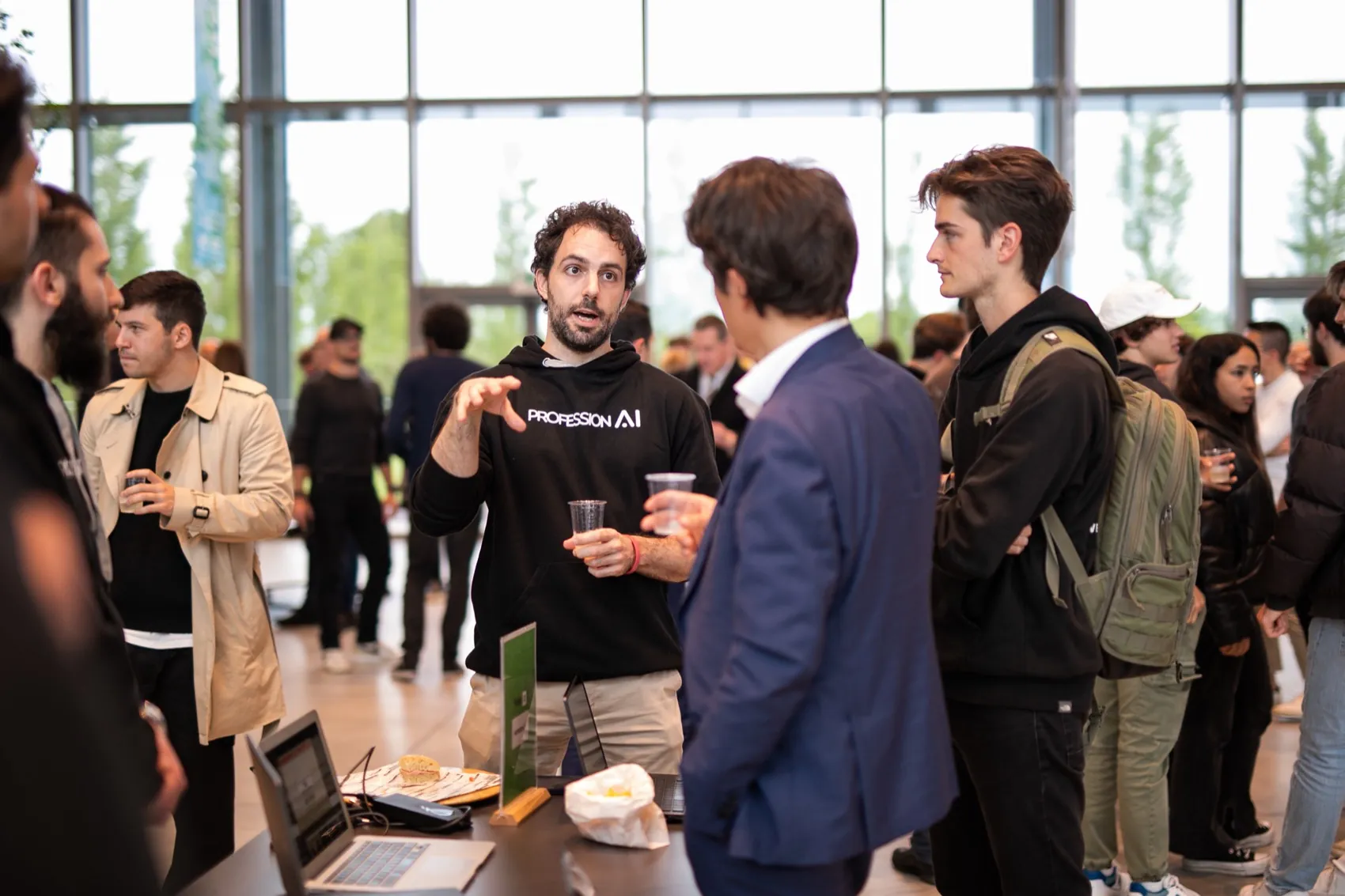 Studenti e aziende a un evento ProfessionAI